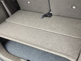 後席を前方へスライドさせることで荷室にゆとりが生まれ、荷物の量に応じて柔軟に使える便利なスペースになります。