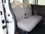 リアシートも厚く、長時間の移動もらくらくです!車種によってはラゲージスペースやトランクへのアクセスも可能!乗り心地・使い勝手共に充実です!!