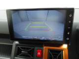 後退時に車両の後ろ側をモニター画面に表示します。車庫入れなどでバックする際に後方確認ができて便利です。車庫入れが苦手な人もこれで安心。