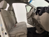 女性でも運転がしやすいように、シートの高さ調整機能(シートリフター)がついています。運転席と助手席の間が空いている為、助手席側への移動がスムーズです。交通量の多い道でも助手席側から乗り降りができます。