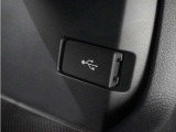 ◆USB接続端子◆スマホやiPodなどを接続して、いつもの音楽を車内でもお楽しみいただけます♪