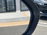【ブラインドスポットモニター】走行中、ドアミラーの死角になりやすい箇所に後続車が接近するとサイドミラーのレンズに警告を表示!ドライバーに注意喚起をしてくれます。