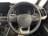 快適な操作性の運転席、ハンドルも綺麗に清掃済みです!もちろん安全を守るエアバッグも装備しているので安心してお乗りいただけます(^^)
