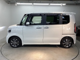 狭い駐車場でも、スライドドアならチャイルドシートへのお子さまの乗降や荷物の積載もスムーズ。とても便利な【両側電動スライドドア】ドアハンドを少し引くだけでリアドアが自動開閉します。