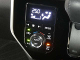 【オートエアコン】車内温度を感知して自動で温度調整をしてくれるのでいつでも快適な車内空間を創り上げます!どの席に座っても快適なドライブが楽しめます♪