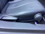 運転席にはドライバーの体型や好みに応じて前後方向だけでなく、高さの調整ができるシートリフターを装備!