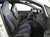 運転席助手席はスポーツシートの為、ホールド感が素晴しく、またシートの状態も大変綺麗な状態です。