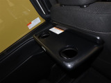 後席用の大型テーブルです!ドリンクホルダーも付いて、とても便利ですよ!!