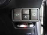 オートマチックハイビームとは、先行車や対向車のライトを認識し、ハイビームとロービームを自動で切り替える機能です。夜道の視界を確保します。