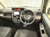 運転席まわりです。 各操作スイッチは使いやすい位置に配置されてます。