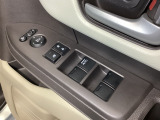 ハンドルの右側に電動格納付きパワーミラーの操作スイッチがついています。左右のサイドミラーの角度調節も微調整ができて便利です。パワーウインドウは運転席でドア4枚とも上下の操作ができるようになっています。