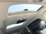 【大型サンルーフ】車内の解放感が一気に上がる大型のパノラマルーフ!季節を問わず開放的で快適なドライブをお楽しみいただけます。流通量も少なく希少価値の高い人気の装備です♪