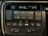 オートエアコンは左右席で独立温度コントロールが可能です。運転席はキンキンに冷やして助手席はマイルドにと言った設定が可能です☆暑さ寒さでケンカすることもなくなりますね♪