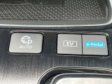 プロパイロットパーキングです。指一本で車庫入れ可能です。縦列駐車もできます!