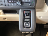 ワンアクションでスムーズな運転を支援する、エレクトリックギアセレクターに、パーキングブレーキは、フットタイプです。