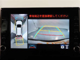パノラミックビューモニター付きです。車両を上から見たような映像をディスプレイオーディオ画面に表示。運転席からの目視だけでは見にくい、車両周辺の状況をリアルタイムでしっかり確認できます。