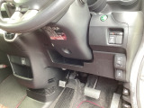 【eコンスイッチ】低燃費運転をサポートするECONモード。スイッチをONすると、エンジンやトランスミッション、A/Cなどを協調制御し、燃費の向上に貢献。エコドライブの効果を高めます。