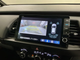 リバースギアに入れるだけで後方の表示へ切り替わります。夜間や雨の日の駐車も楽になりますよ。