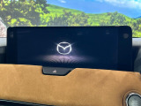 【12.3インチマツダコネクト】車内の雰囲気にマッチした大型ディスプレイ。スマホ接続でのナビ使用やBluetooth再生等、様々な機能が楽しめます。直感的なダイヤル操作が可能で、使い勝手も良好です。
