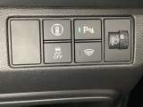 ハンドルの右側にはヘッドライトレベライザーとHondaセンシング用のメインスイッチがついています。ヘッドライトレベライザーは道路状況や積荷の加重に応じてライトの高さを調節できます。