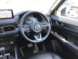 ドライバーが心に余裕をもって運転に集中できること、助手席や後席からもすっきりと前を見通せる空間の起点となり、全員が安心してドライブを楽しめることをモットーにシンプルなレイアウトとなっています。