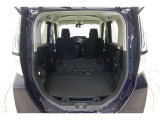 セカンドシートを倒した状態です。セカンドシートは独立可倒、荷物に合わせてラゲッジスペースをアレンジできます。