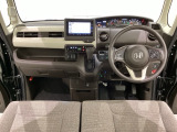 車内は光触媒抗菌消臭施工済です。インパネ周りはスタイリッシュなデザインで機能や装備も充実しています。グローブボックスやカップホルダーのほかにトレーなどたくさんの収納スペースが付いています。