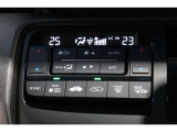 運転席と助手席の温度設定の変更が可能な左右独立タイプのデュアルエアコンです♪♪♪暑がりな人・寒がりな人も誰もが車内を快適にお過ごしいただけます♪♪♪