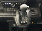 CVT車のセレクトレバーです。低速から高速まで、変速ショックのないスムーズな走りを実現するとともに、エンジン効率のよい領域を維持することで燃費にも貢献します。