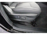 運転席のシートの拡大画像です。電動シートやシートヒーターさらにポジションメモリー機能付きです。