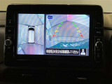 【パノラミックビューモニター】映像で、見づらい車両周辺の確認をアシスト。クルマを真上から見ているような映像を表示。 運転席から確認しにくい車両周囲の状況を把握。