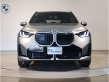 【BMWの伝統】BMWの特徴的な&ldquo;キドニーグリル&rdquo;は、80年以上続く伝統の形でございます。変わらないこだわりのデザインが、プレミアムブランド&ldquo;BMW&rdquo;を創り出します。