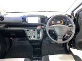 運転席周りのレイアウトをご覧ください。ナビゲーションが綺麗に装着されすっきり収まってますね!