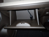 大型のグローBOXが装備されています。よく使うアイテムの収納に便利です、欲しい時にすぐに取り出せます♪