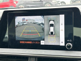【パノラミックビューモニター】クルマを真上から見下ろした視点で駐車をサポートします!クルマの斜め後ろや真横など、いち早く障害物に気が付くことができます。