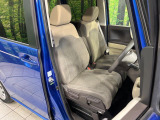 運転席まわりには十分なスペースがあり、大柄な方でもゆったり運転していただける環境です。
