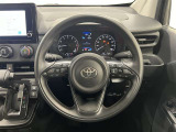 3本スポークステアリング!ステアリングスイッチ付!全車速追従機能レーダークルーズコントロールの操作、音量調整やメーター内インフォメーションの操作などが可能!