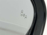 隣車線を走る車両をレーダーで検知し、ドアミラーでは確認しにくい後側方エリアに存在する車両に加え、急接近してくる車両も検知します。車両を検知するとドアミラーに搭載されたLEDインジケーターが点灯します。