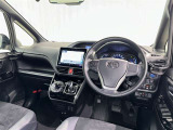 運転席まわりです。 各操作スイッチは使いやすい位置に配置されてます。