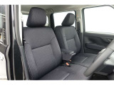フロントシートはゆったりとしていて開放感があるベンチシートです。車内の移動も楽々です!狭い場所や駐車場で片側をギリギリに停めた際には便利ですよ!