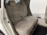 リアシートは前後にスライドが可能で、背もたれの角度調節もついています。お好みの位置でゆったりお乗りいただけます。座面の下には靴や傘などが置けるように大型のトレーがあります。