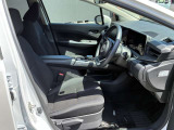 運転席・助手席の間にはコンソールボックス付きの肘置きがあるので、ゆったり運転できます!