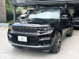 遠くから見てもひと目でJeepとわかるデザイン。アウトドアからフォーマルなシーンまでしっかりとこなします。