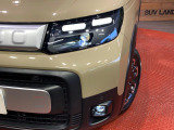 【LEDヘッドライト】悪天候や夜間走行時も良好な視界を確保し安心して運転できる高輝度LEDヘッドライトを装備!点灯速度が早く、消費電力も抑えられています。