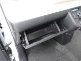 後退時に車両の後ろ側をモニター画面に表示します。車庫入れなどでバックする際に後方確認ができて便利です。車庫入れが苦手な人もこれで安心。