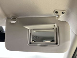【運転席サンバイザー】鏡が付いているのでちょっとした化粧直しなどに便利!