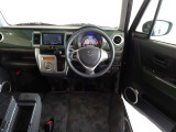 革巻きステアリングで快適な操作性の運転席です。