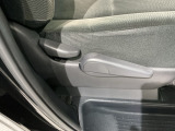 シートハイトアジャスターが付いているので運転姿勢を調整するのに便利ですね。身長に合ったシートポジションは安全運転や疲労軽減にもつながります。