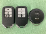 スマートキー付きですからドアロックの開閉およびエンジンスタートが楽々です。電動スライドドアの開け閉めもボタンで操作できます。加えて、純正リモコンエンジンスターター用の操作キーもついています。
