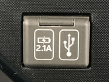 こちらのクルマはUSB接続コネクタも装備されています♪スマホの充電などにお使い下さい。ご旅行中での充電切れも、これなら心配いりませんね!